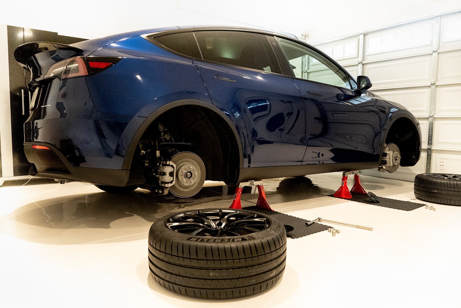 Racing Red Edition "Rennstand" for Tesla Model S, 3, X, Y